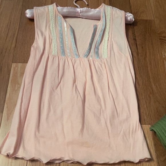 Sleeveless light pink top with embroidered flowers - Picture 2 of 3